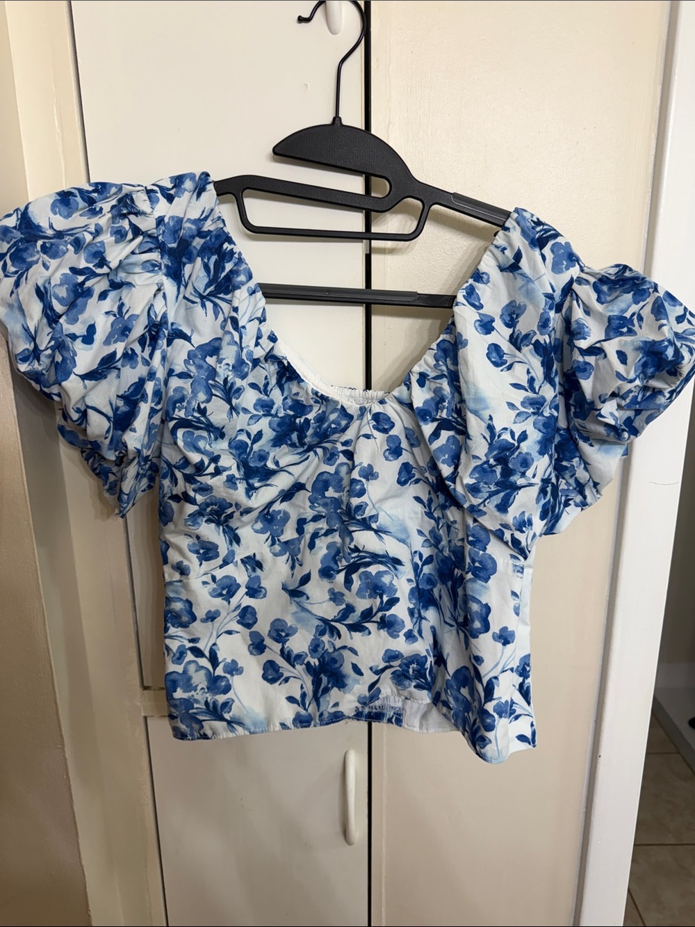 Abercrombie & Fitch White and Blue Floral Puff-Sleeve Top